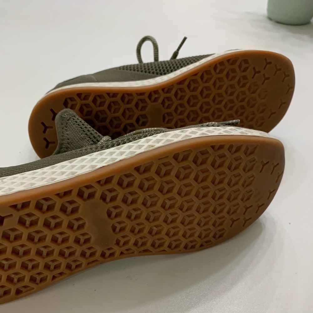 Like New J Slides Mesh Sneaker Size 7 - image 6